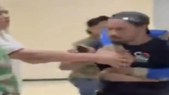 DIPUKULI - Capture aksi Ronald Sinaga alias Bro Ron, Wakil Ketua Umum Partai Solidaritas Indonesia (PSI) yang dipukuli orang di Menteng, Jakarta Pusat pada Selasa