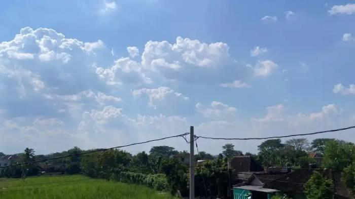 CERAH - Foto ilustrasi cuaca cerah berawan. Berdasarkan data BMKG, prakiraan cuaca wilayah Mataraman pada Rabu (1/4/2026). Simak prakiraan cuaca Surabaya hari ini, Jumat (29/5/2026).