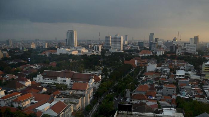 CERAH - Suasana cuaca di kawasan pusat kota Surabaya yang terlihat cerah, Rabu (11/3/2026) sore