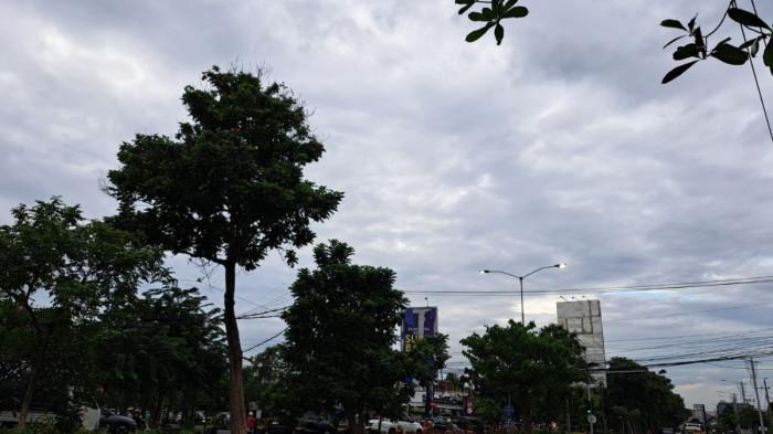 BERAWAN - Kondisi cuaca di Jalan Ir Soekarno (MERR), Surabaya, Jawa Timur, Jumat (27/2/2026).