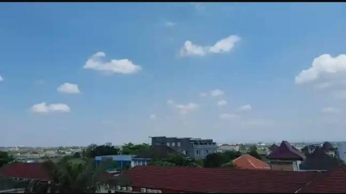 BERAWAN - Ilustrasi cuaca cerah berawan. Simak prakiraan cuaca Surabaya hari ini, Minggu (17/5/2026).