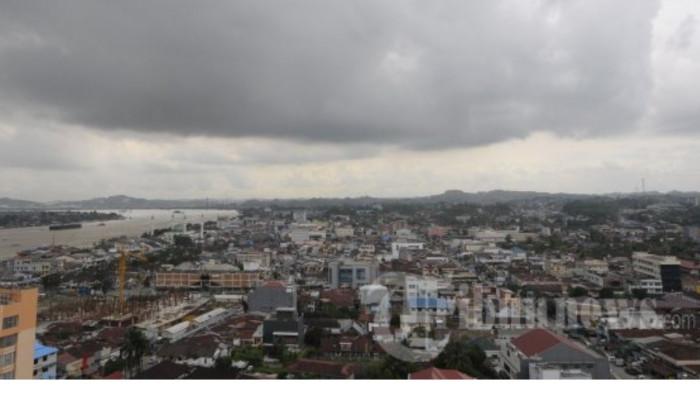 CUACA - Awan mendung tampak menyelimuti Kota Samarinda, Kalimantan Timur, Selasa (6/2/2013)