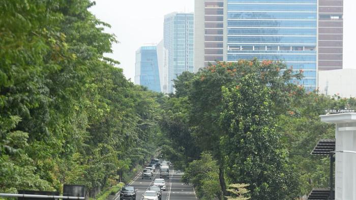 CUACA - Jl A Yani sebagai akses utama memasuki kota Surabaya dari arah Bundaran Waru tetap ramai dengan pengendara, Selasa (24/3/2026).