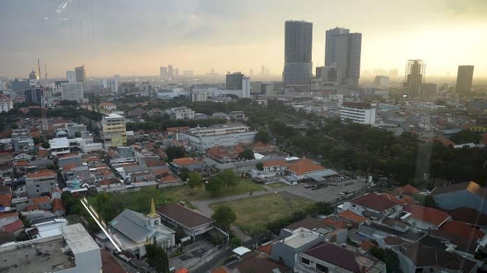 CERAH - Foto ilustrasi suasana cuaca di kawasan pusat kota Surabaya yang terlihat cerah saat sore hari menjelang waktu berbuka puasa, Rabu (11/3/2026). SImak prakiraan cuaca Surabaya hari ini, Senin (13/4/2026), dominan cerah.