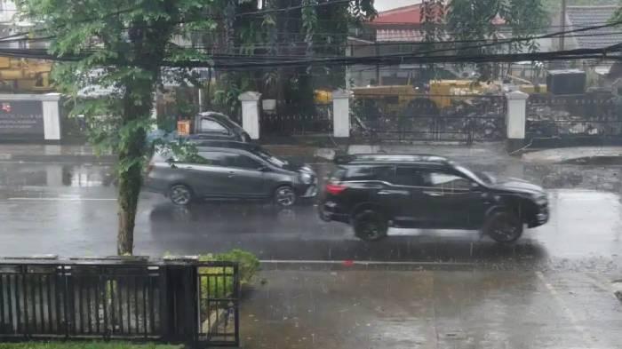 BERAWAN - Foto ilustrasi hujan dari Tribun Jakarta. Simak cuaca Surabaya hari ini, Senin (6/4/2026). Berpotensi hujan siang hari.