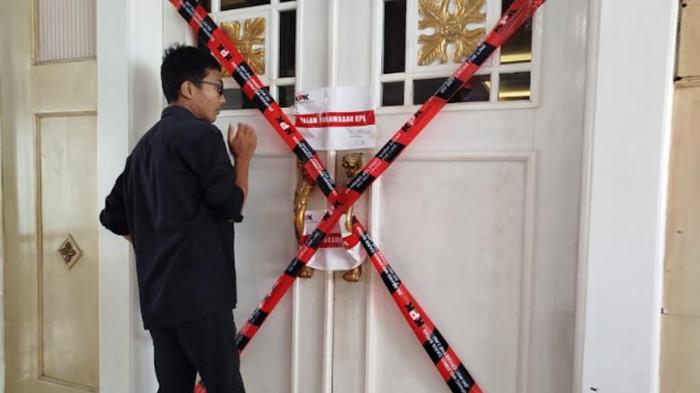 DISEGEL - Ruang kerja Bupati Ponorogo di Gedung Graha Krida Praja (Lantai 8 )di Jalan Alun-Alun Utara, Kelurahan Mangkujayan, Kecamatan Ponorogo, Kabupaten Ponorogo, Jatim disegel KPK. Ruang kerja Sekda Ponorogo dan Bupati Ponorogo disegel oleh Komisi Pemberantasan Korupsi (KPK).