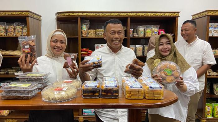 DITUNJUK PLT - Wabup Ponorogo Lisdyarita (kanan) yang ditunjuk sebagai Plt Bupati Ponorogo di Gadung Melati, Jalan Jendral Sudirman, Kabupaten Ponorogo, Jatim beberapa waktu lalu. Harta Lisdyarita justru turun selama jadi wabup.