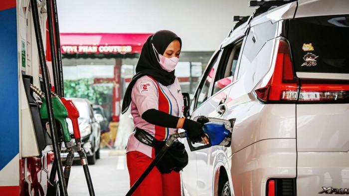 HARGA BBM - Ilustrasi pengisian BBM di Pertamina