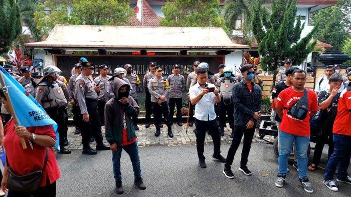 Tetap Kepala Dingin Menjaga Aksi Buruh di Nganjuk, Ratusan Polisi Dilarang Membawa Senjata Api