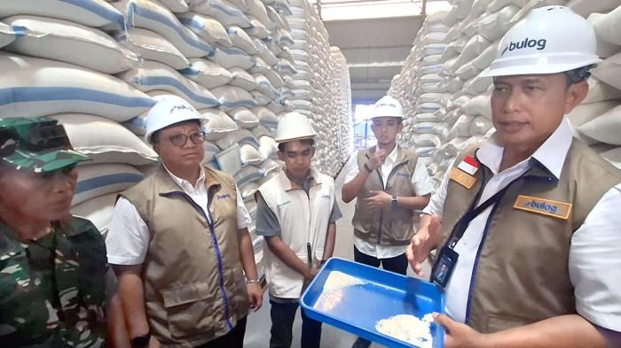 STOK BERAS - Direktur Utama Bulog, Ahmad Rizal Ramdhani, meninjau stok beras di Gudang Bulog Desa/Kecamatan Geneng, Kabupaten Ngawi, Jawa Timur, Sabtu (4/4/2026). Fenomena El Nino diprediksi terjadi pada pertengahan tahun 2026. Meski demikian, ketersediaan beras secara nasional dipastikan aman.