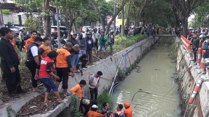 Pemotor Oleng Lalu Masuk Parit di Jalan A Yani Surabaya, Evakuasi Berlangsung Dramatis