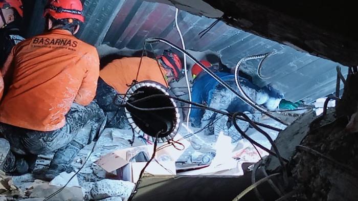 Bangunan Ponpes Al Khoziny Sidoarjo Ambruk, Khofifah Percepat Kepulangan Kunker dari Palembang