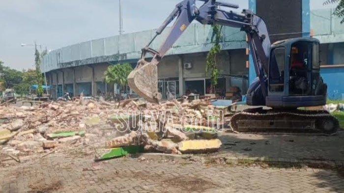 Stan Permanen PKL Depan Stadion Surajaya Kabupaten Lamongan Diratakan dengan Tanah