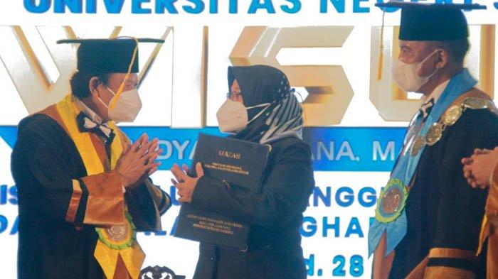 Suasana Haru Acara Wisuda di Unesa, Seorang Ibu Menangis Saat Wakili Anaknya yang Telah Tiada
