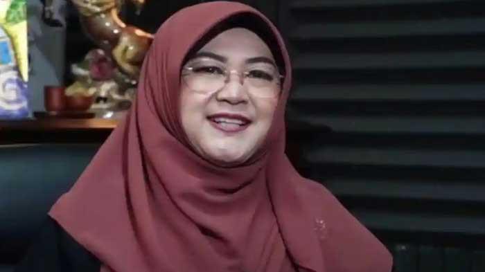 IJAZAH PALSU - Dokter Tifa menegaskan dirinya tidak akan mengikuti jalan Rismon Sianipar minta restorative justice (RJ) ke Jokowi soal ijazah palsu.