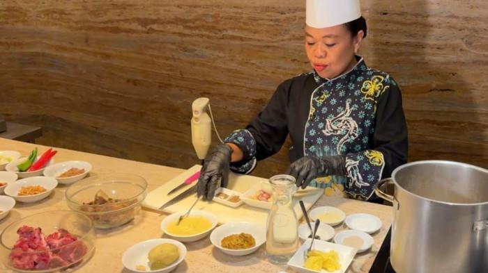 BUMBU - Executive Chef Hotel Santika Pandegiling Surabaya, Chef Ervin Triana membagikan tips menyiapkan stok bumbu dasar putih, merah, dan kuning, Kamis (19/2/2026). Stok bumbu ini bisa digunakan hingga 30 hari bahkan lebih jika disimpan dengan benar.