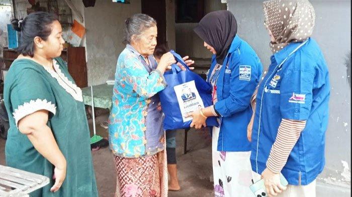 Sesuai Nomor Urut Partai, Setiap Tanggal 14 Demokrat Bagikan Sembako ke Janda Tua Bangkalan