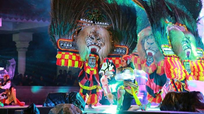 GREBEG SURO PONOROGO - Penampilan salah satu grup reog di Festival Reog Remaja beberapa waktu lalu, di panggung utama Alun-alun Kabupaten Ponorogo, Jawa Timur. Pemerintah Kabupaten Ponorogo hanya mengucurkan dana sekitar Rp 500 juta dari Anggaran Pendapatan dan Belanja Daerah (APBD) untuk event Grebeg Suro 2026.
