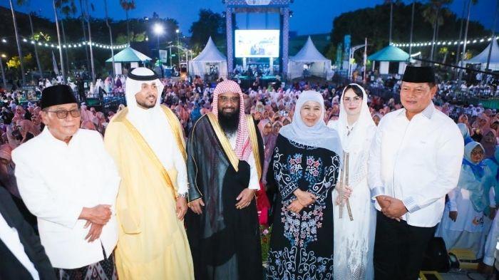 BUKA PUASA - Gubernur Jawa Timur Khofifah Indar Parawansa bersama Atase Agama Kedutaan Besar Arab Saudi untuk Indonesia, Syeikh Ahmad bin Izza Al Hazimy menggelar kegiatan Buka Puasa Bersama ribuan masyarakat di Masjid Al Akbar Surabaya, Sabtu (21/2/2026).