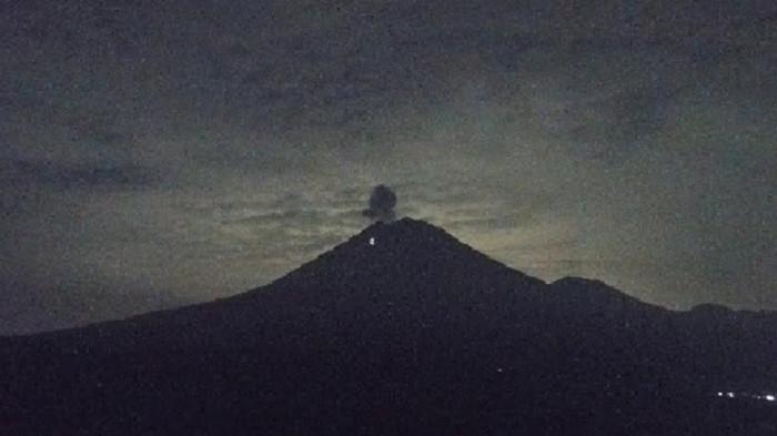 Gunung Semeru Luncurkan Lava Pijar Hingga 2.000 Meter, Kini Berstatus Waspada
