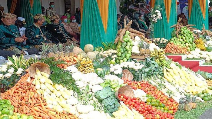 Ada Gunungan Hasil Bumi di Balai Kota Malang saat Upacara HUT Kota Malang ke-108