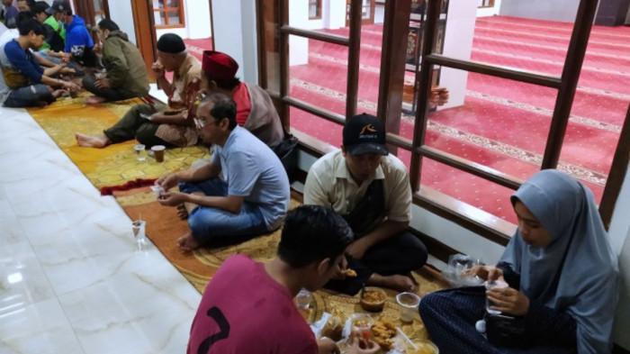 BUKA PUASA - Umat Islam menikmati takjil berupa air mineral, kolak, dan makanan ringan yang disediakan petugas masjid saat tiba waktu berbuka puasa di Masjid Al-Firdaus, Jalan Indrayasa, Cibaduyut, Kecamatan Bojongloa Kidul, Kota Bandung, Jawa Barat, Kamis (7/4/2022)