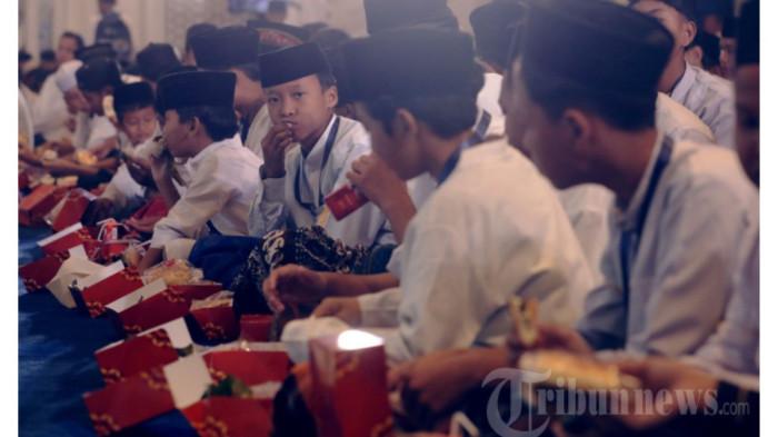 BUKA PUASA - Suasana buka puasa bersama 1.000 anak yatim di Masjid At-Thohir, Depok, Jawa Barat, Jumat (6/3/2026).