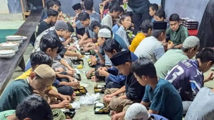 BUKA PUASA - Foto momen buka puasa bersama alias bukber. Simak jadwal buka puasa Surabaya hari ini, Jumat (27/2/2026).