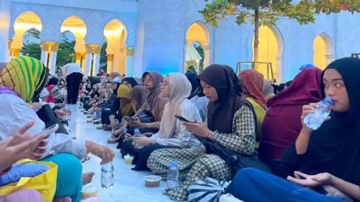 JADWAL BUKA PUASA - Ilustrasi buka puasa bersama di masjid saat bulan puasa Ramadan 1447 hijriah atau 2026. Simak jadwal buka puasa Surabaya hari ini, Minggu 8 Maret 2026.