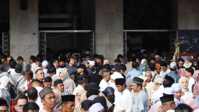LEBARAN - Sejumlah umat muslim usai menjalani sholat Ied di halaman Masjid Istiqlal, Jakarta Pusat, Senin (31/3/2025).