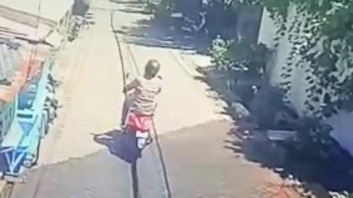 Maling Terekam CCTV Gondol 5 Tabung Elpiji Melon di Toko Kelontong Ketintang Baru Surabaya