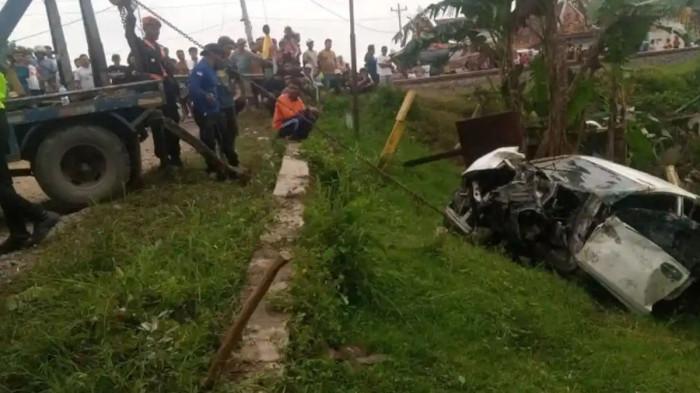 CELAKA - KA Argo Bromo Anggrek menabrak mobil Toyota Avanza rombongan pengantar jemaan haji di Grobogan, Jawa Tengah. 