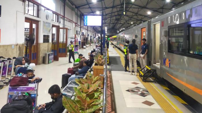 BATAL - KA Sancaka siap berangkat dari Stasiun Madiun, Jalan Kompol Sunaryo, Kelurahan Madiun Lor, Kecamatan Manguharjo, Kota Madiun, Senin (27/4/2026). Dua Kereta Api Jarak Jauh dari Daop 7 Madiun batal berangkat imbas kecelakaan yang melibatkan KA Argo Bromo Anggrek di Stasiun Bekasi Timur, wilayah Daop 1 Jakarta.