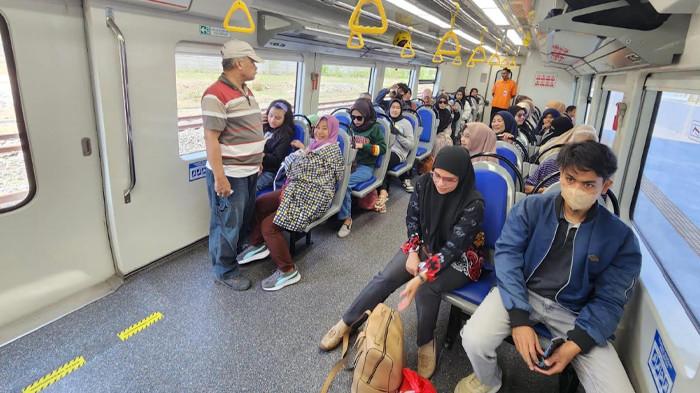 DIPADATI PENUMPANG - Suasana dalam gerbong KA Makassar–Parepare yang dipadati penumpang. Antusiasme masyarakat terhadap moda transportasi berbasis rel terus meningkat seiring dengan peningkatan pelayanan dan konektivitas antarwilayah di Sulawesi Selatan.