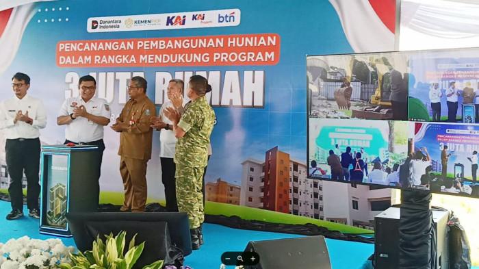 DUKUNG PROGRAM PRESIDEN - PT Kereta Api Indonesia (KAI) menyiapkan pembangunan hunian vertikal berbasis stasiun di Kota Surabaya. Rencananya, program ini menjadi bagian dari dukungan terhadap program 3 Juta Rumah yang dicanangkan Presiden Prabowo Subianto. Peluncuran dilakukan serentak di 4 kota: Jakarta, Bandung, Semarang, dan Surabaya, Senin (16/3/2026).