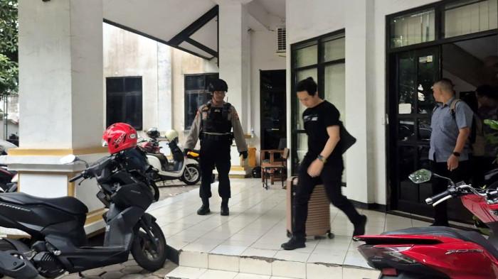 PENGGELEDAHAN  - Tim KPK membawa beberapa koper saat keluar dari ruang bidang kebudayaan di Kantor Dinas Kebudayaan Pariwisata Pemuda dan Olahraga (Disbudparpora) Kabupaten Ponorogo, Jawa Timur, setelah 5 jam lebih lakukan penggeledahan pada Rabu (12/11/2025).