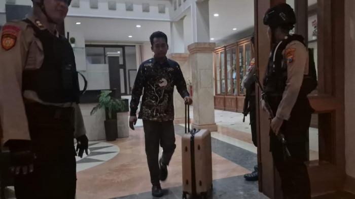 BARANG BUKTI - Penyidik KPK mebawa 3 koper keluar kantor Pemkab Ponorogo, Selasa (11/11/2025) setelah penangkapan Bupati non aktif Sugiri Sancoko pekan lalu.