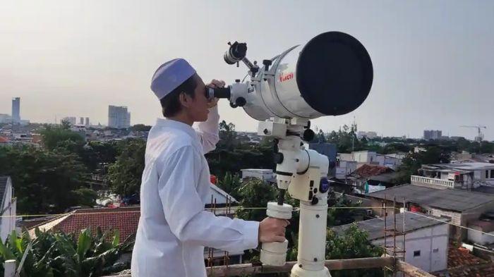 PENETAPAN 1 RAMADAN - Proses pemantauan hilal di Masjid Al-Musyariin, Jakarta Barat, pada 2024 lalu