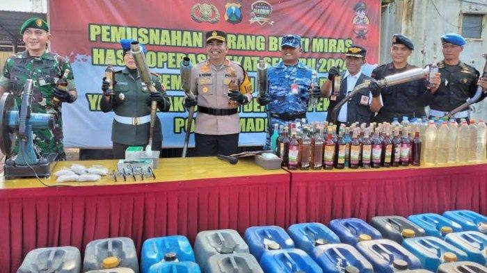 Hasil Operasi Pekat Semeru 2024, Polres Madiun Musnahkan Miras dan Knalpot Brong