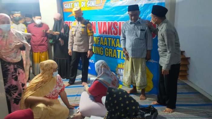 Syiarkan Pesan Kamtibmas setelah Shalat Tarawih, Kapolres Situbondo Juga Ajak Masyarakar Divaksin