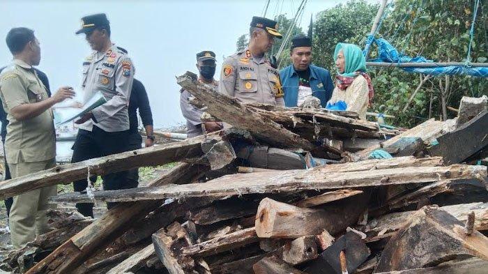 Belasan Perahu dan Rumah Hancur Diterjang Ombak, Kapolres Situbondo Salurkan Bantuan Sembako