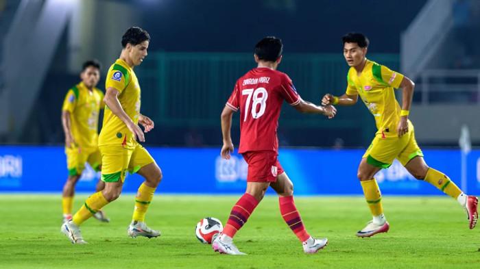 DIHADANG - Kapten Persebaya Surabaya, Bruno Moreira (menguasai bola) dihadang pemain Persis Solo di Stadion Manahan, Solo, Sabtu (9/5/2026) malam. Skor babak pertama laga Persis vs Persebaya berakhir imbang 0-0.