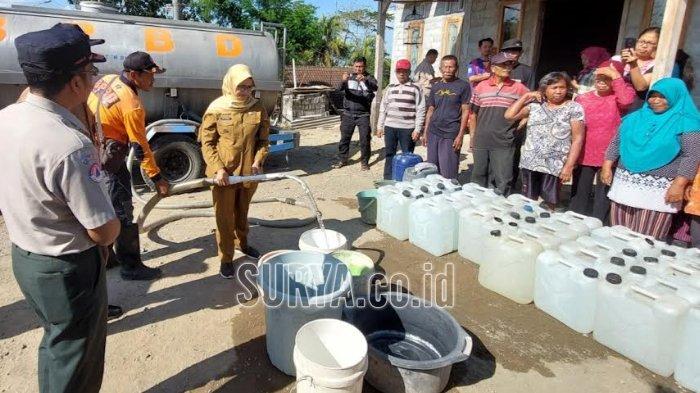 Bupati Blitar Mak Rini Distribusikan Air Bersih ke Warga Terdampak Bencana Kekeringan