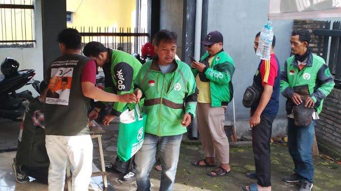 Relawan Ganjar-Mahfud Madiun Bagikan Masker dan Sarung Tangan untuk Driver Ojol