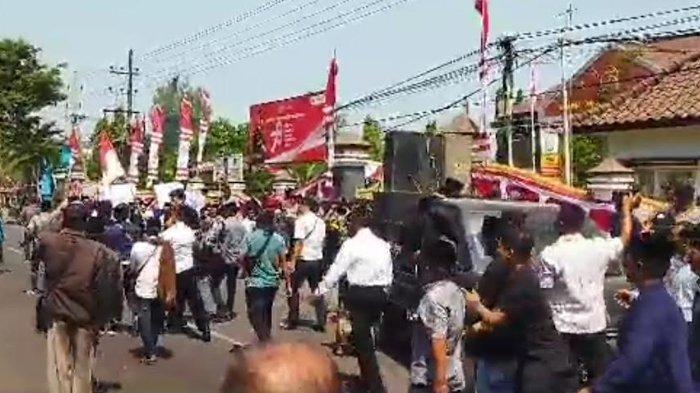 BREAKING NEWS Unjuk Rasa di Depan Kejari Bangkalan Memanas, Polisi Lokalisir Massa Dua Kubu