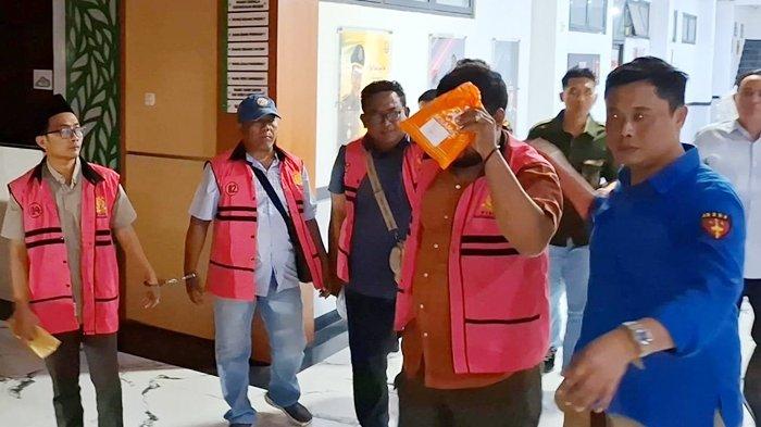 Kejari Sidoarjo Tahan 4 Tersangka Korupsi Dana Hibah Pemprov Jatim