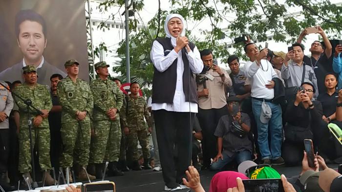 SAPA BURUH - Momen Gubernur Jawa Timur, Khofifah Indar Parawansa dari atas panggung menyapa ribuan buruh di depan Kantor Gubernur Jatim, Jalan Pahlawan, Surabaya, Jumat (1/5/2026). Gubernur Khofifah menyetujui 9 dari 11 tuntutan buruh Jawa Timur.