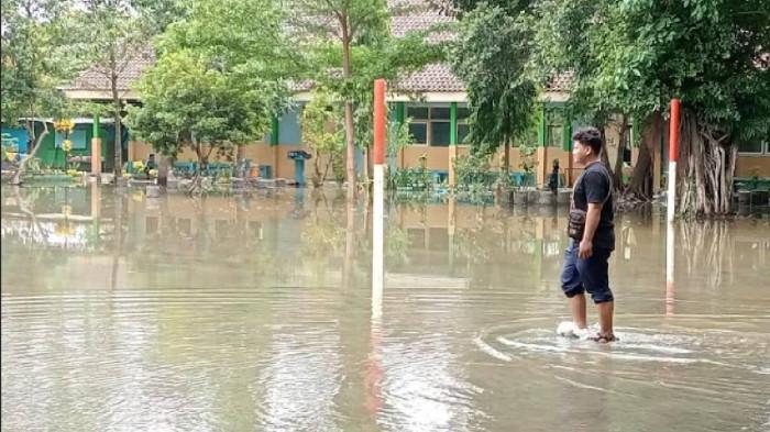 SMPN 2 Ploso Jombang Terendam Banjir, Siswa Ikuti Pembelajaran Daring