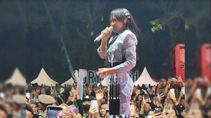 BREAKING NEWS Sound Mati Hingga Mendadak Ricuh, Happy Asmara Hentikan Konser di Trenggalek