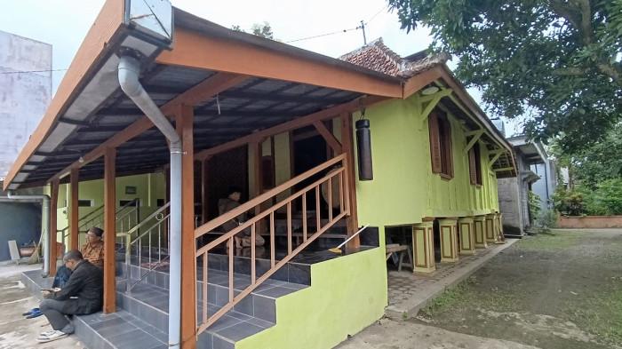 LANGGAR GANTUNG - Kondisi Musala An Nur atau dikenal Langgar Gantung di Kelurahan Plosokerep, Kecamatan Sananwetan, Kota Blitar, Jawa Timur, Selasa (24/2/2026). Langgar Gantung ini didirikan oleh Laskar Diponegoro pada sekitar 1825-1830.